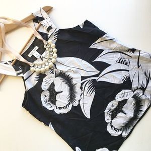 ✨HP✨Like New White House/Black Market Sleeveless Blouse